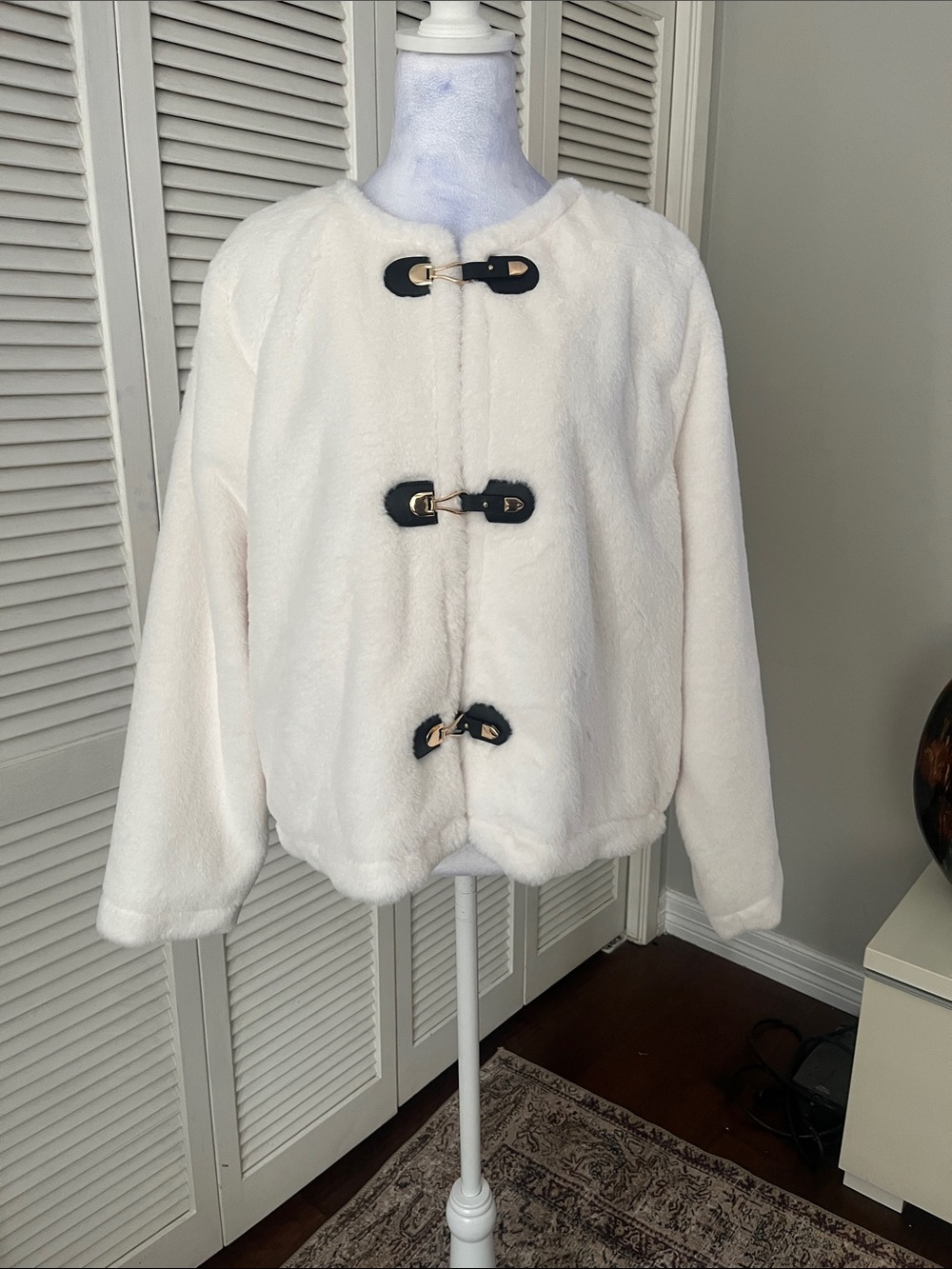 Sabrina Lauren Plush white  Toggle Jacket size XL